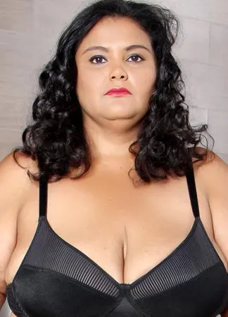 Lia Hotwife