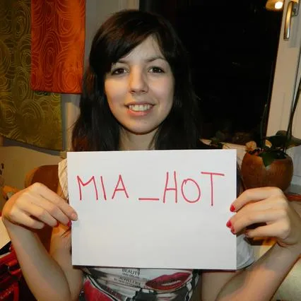 Mia Hot